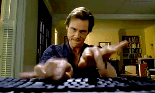 GIF animé d'un homme exprimant une grande concentration et intensité en tapant de manière exagérée et théâtrale sur les touches d'un clavier d'ordinateur.